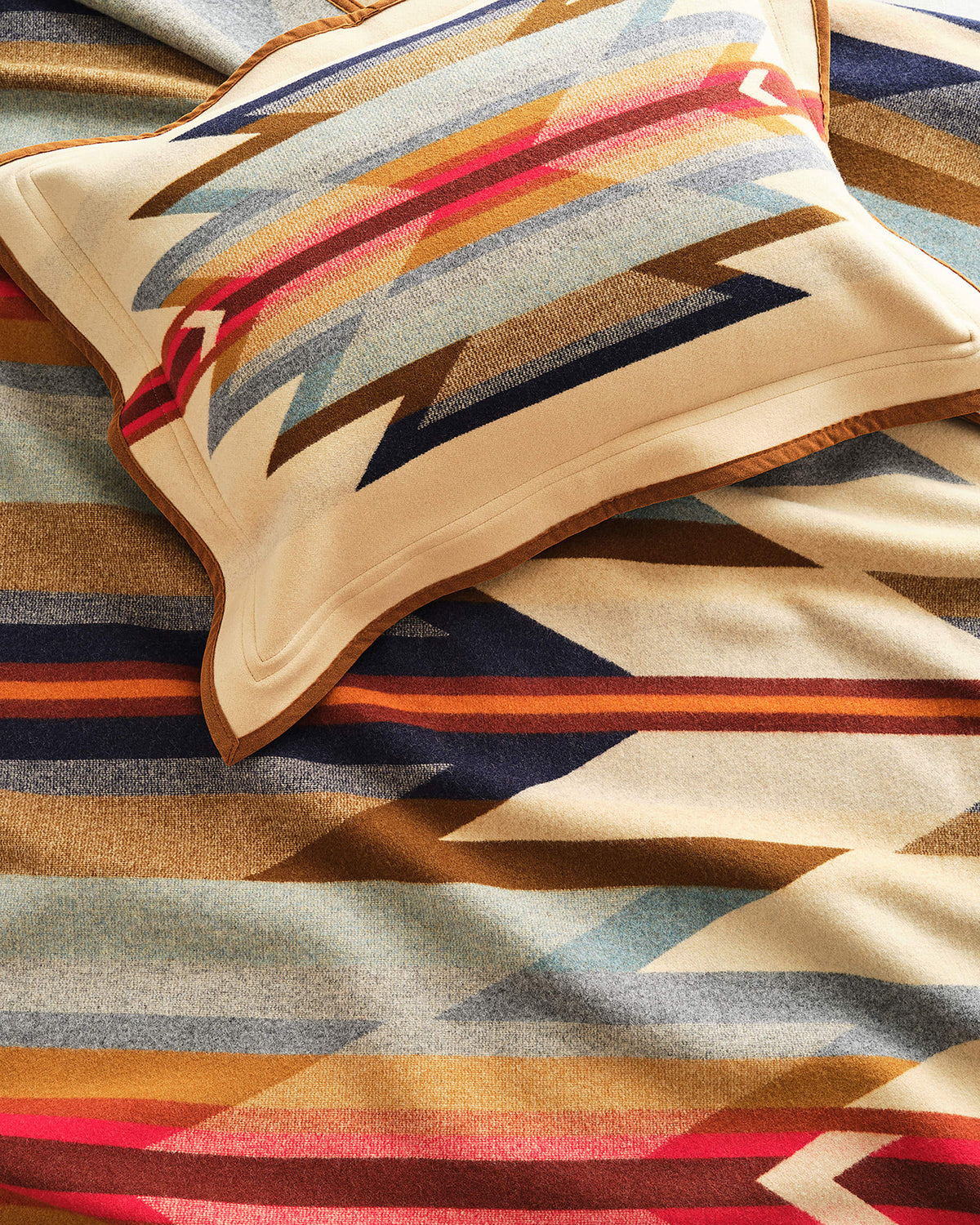 Pendleton Jacquard Unnapped Robe Wool Blanket - Wyeth Trail | Pendleton Miscellaneous | JEANSTORE