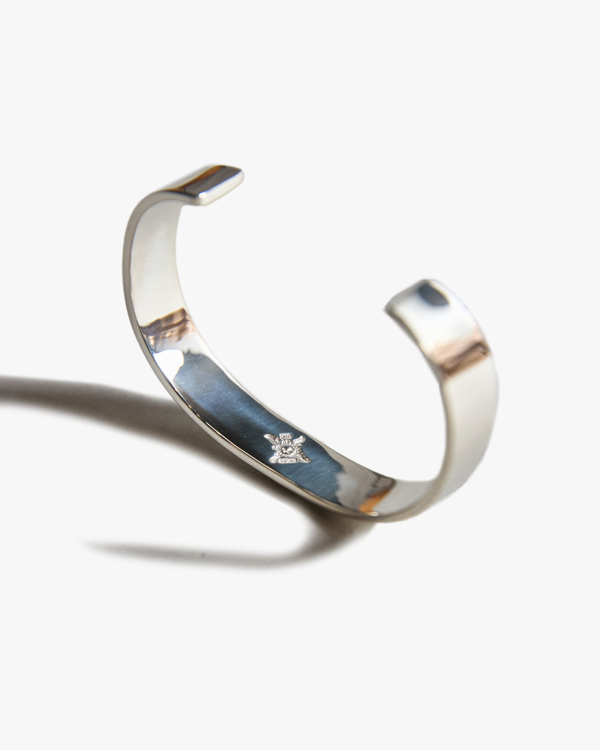 First Arrows BR-001 Silver 12mm Flat Hammered Plain Bangle w/ K18 - Large | First Arrows Jewellery | JEANSTORE