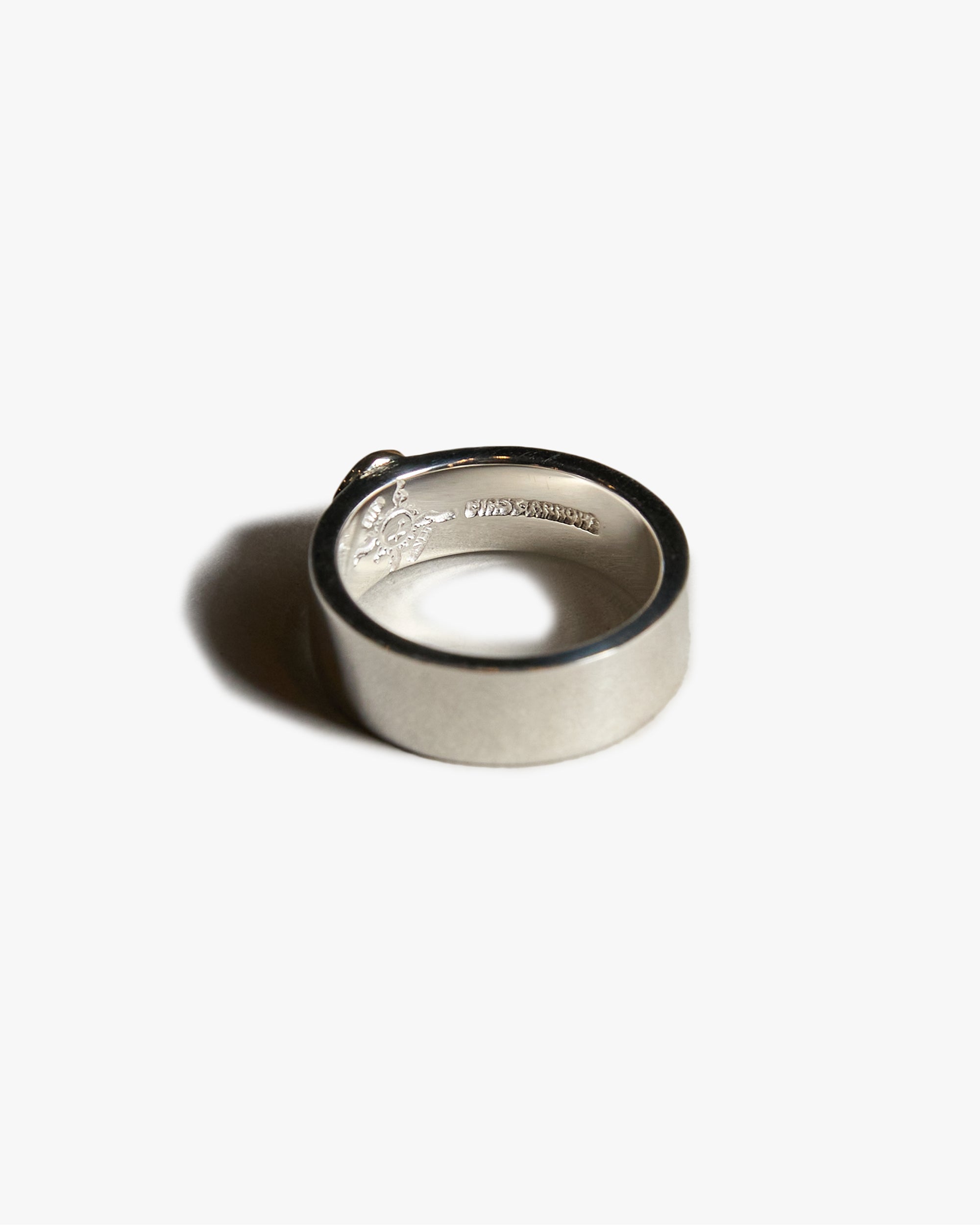 First Arrows R-001 Silver 8mm Flat Hammered Plain Ring w/ K18 - #22 | First Arrows Miscellaneous | JEANSTORE