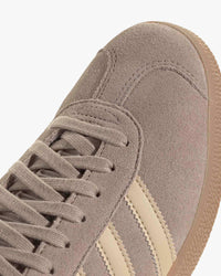 Adidas Gazelle - Chalky Brown / Magic Beige / Gum | Adidas Originals Trainers | JEANSTORE