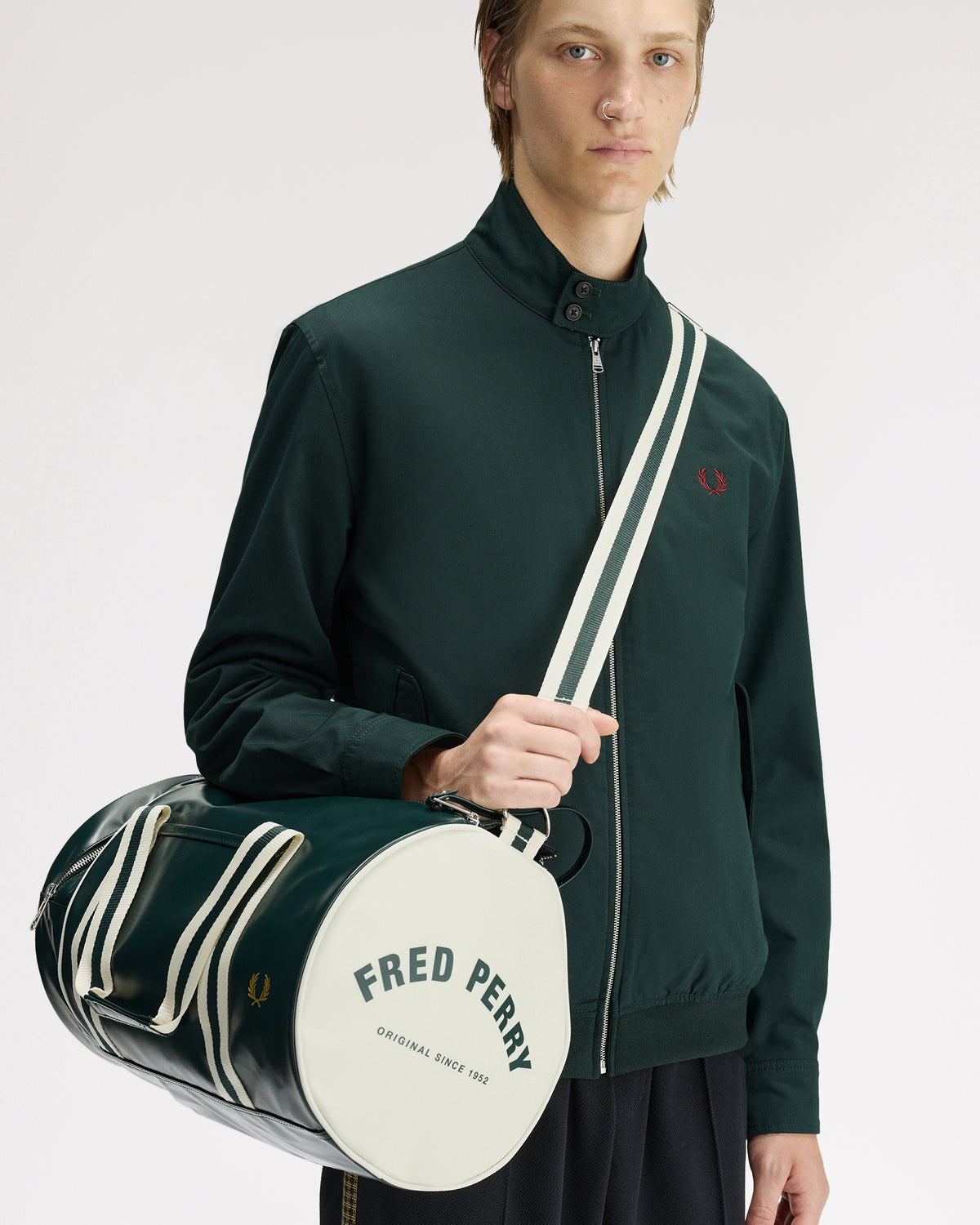Fred Perry Classic Barrel Bag - Grassroots / Ecru | Fred Perry Bags | JEANSTORE