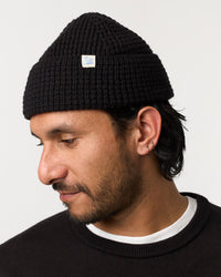 Merz b. Schwanen Good Basics MWBN06 Merino Wool Waffle Beanie - Deep Black | Merz b. Schwanen Hats | JEANSTORE
