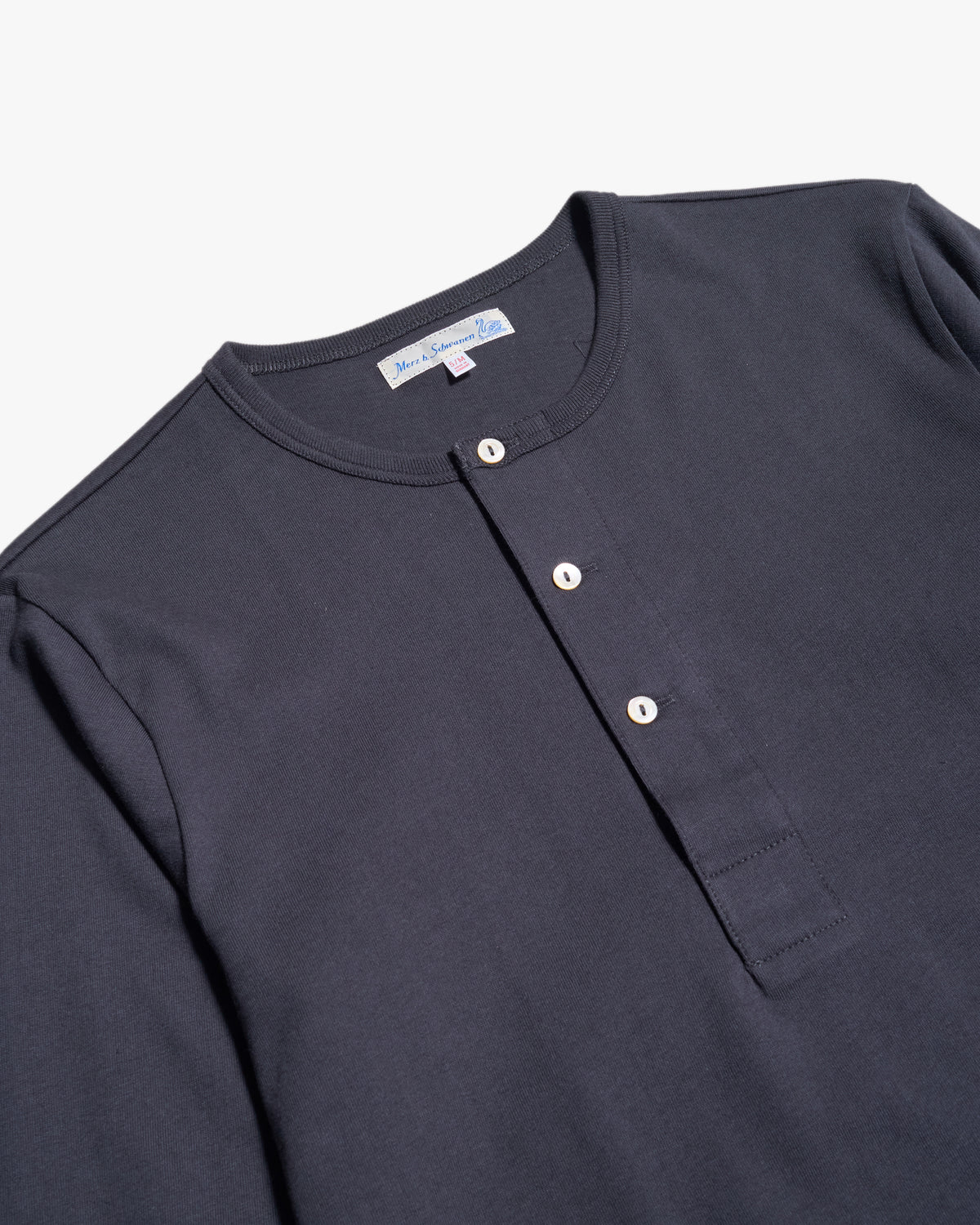 Merz b. Schwanen 2M06 6.8oz Classic Fit Sturdy Jersey L/S Henley - Charcoal | Merz b. Schwanen T Shirts | JEANSTORE
