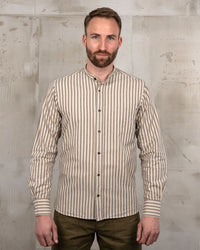 model wearing pike brothers band collar shirt grey